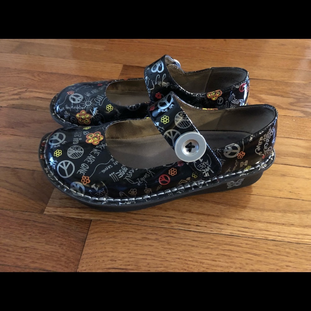 Alegria Paloma Peace & Love nursing clogs
